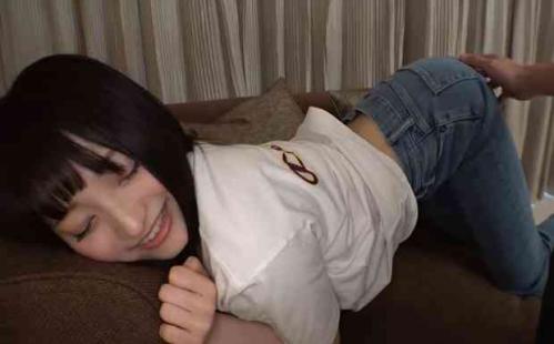 色白２０歳の美少女、ジーンズの上からアソコをいじられ脱いだ時にはラブジュースダダ洩れ状態