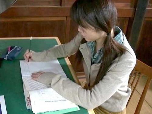 【ヘンリー塚本】ウブ娘を言いくるめて近親相姦！母の再婚でできた新しい父に襲われる娘