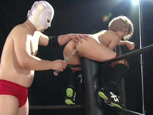 【プロレス】果敢に男レスラーと戦うも完全敗退で浣腸挿入罰ゲーム！アナル中出しでザーメンがどろりｗ