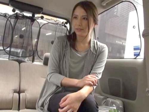 【人妻】スーパー美形主婦をナンパGET！車に連れ込んでこっそりフェラ抜き奉仕ｗ