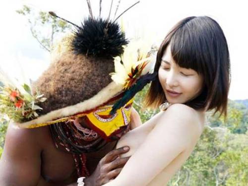 【外国人】『いやっ、大きすぎる…♥』原住民のチ○ポに乱れる美少女！ガチハメFuckで国際交流しちゃう