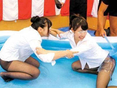 【企画】パンストOLがガチ対決！ローションぬるぬるプールで相撲で勝負ｗ　負けたら即ハメ罰ゲーム！！！