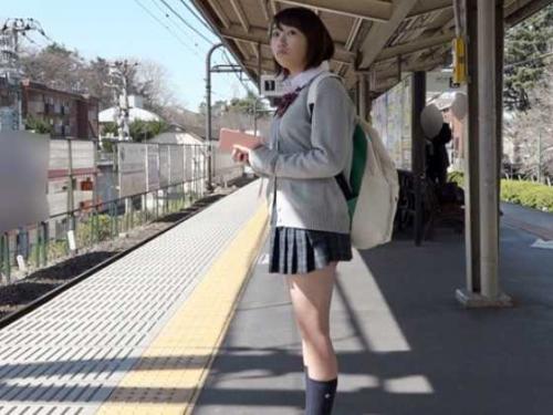 【女子校生】電車で毎日見かけるJKが、やたらとこちらを見てくるのだが・・・