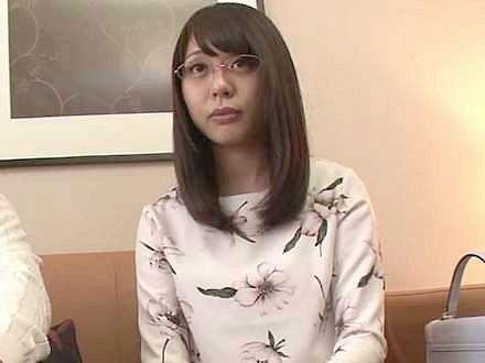 【人妻】地味っこ人妻をチ○ポで調教！フェラ抜き＆初めてのごっくん！放尿シーンもばっちり収録