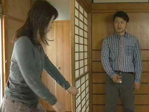 【ヘンリー塚本】できの悪い連れ子のチ○ポに悶絶する母！父が激怒、逆ギレで金属バットで追い回すｗｗ