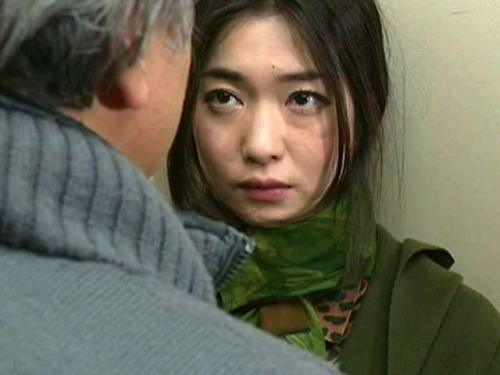 【ヘンリー塚本】美体を無防備にさらしてベッドに横たわる美熟女！悪徳ドクターが迫る・・・