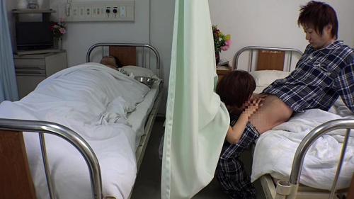〈痴漢〉入院中の彼氏のフェラ抜きをしているお姉さんを見て勃起した男が彼氏の横で寝取るｗｗ