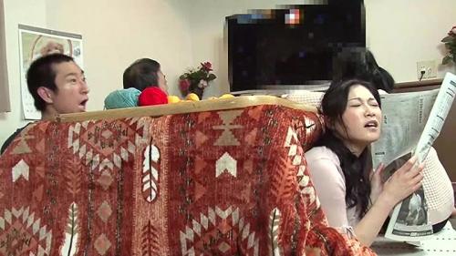 【近親相姦ゲーム】母と息子がこたつで家族にバレずにセックスできるのかを検証。