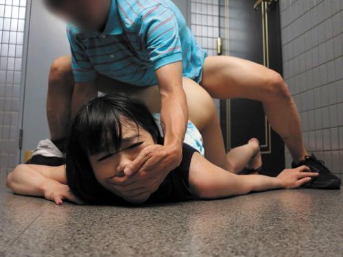 【人妻レイプ】鬼畜宅配者が隙を見て巨乳奥さんを媚薬チンポで犯す！