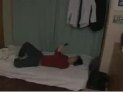 /おっぱい:エロ動画/「なんで裸なの？」家飲み後に朝起きたら布団で裸の美女が寝ていた…！最高のエロ動画