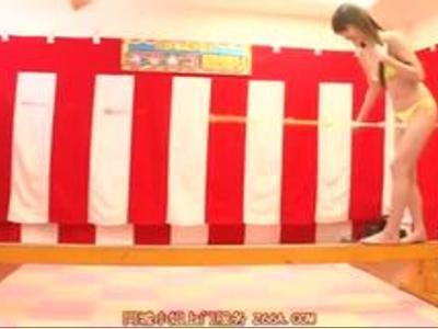 /辱め:水着/極小水着で綱渡り！大人のおもちゃで邪魔されて落ちたらエッチな罰ゲーム！迷ったらこの動画