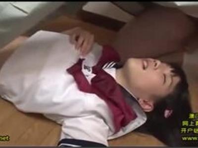 /学生服:ミニ系/修理業者のおやじが家にいた女子高生をレイプ！デカチンで犯されて感じまくり！迷ったらこの動画