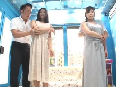 /外見える!?:マンスジ/「出ちゃう～」ノーパン美女が悪戯されてマンスジくっきりでマン染みエロすぎ！セクシーな女性のR18動画