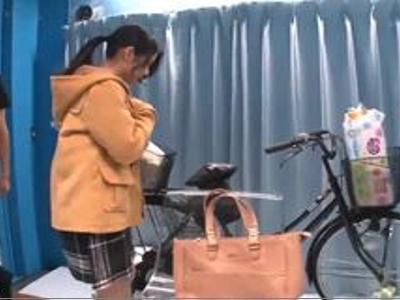 /企画:主婦/買い物帰りの人妻がエロエロ自転車に挑戦して我慢できずに潮吹きまくり！めちゃシコ確実な激エロ動画
