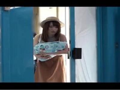 /マジックミラー:寝取られ/人妻2人を車内に連れ込んで素股からの不倫！旦那を忘れて感じまくる欲求不満な人妻たち！女性が見てもいいスケベ動画