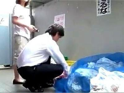 /人妻:美乳/「ごめんなさい…見えちゃいました？」ノーブラでごみ捨てに来た無防備な奥様をレイプ！絶対見てほしいAV