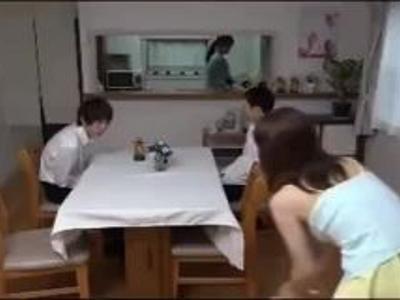 /企画:お姉さん/友達の家に遊びに行ったらエッチなお姉さんたちが誘惑してきた！魅力的すぎる美女たち！魅力的な女の子