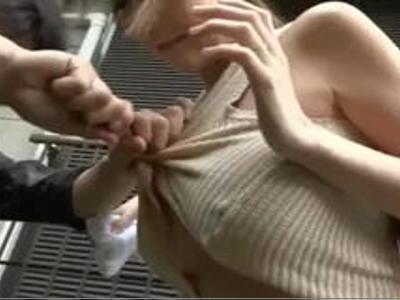 /露出:エロ動画/スケベなビーチクの巨乳人妻！チクポチニットがエロすぎる！我慢汁が抑えられない映像