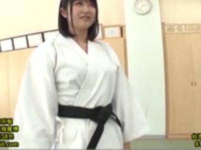 /巨乳:スポーツ/道着を着たロリ美少女と濃厚H！！スポーツ女子に生挿入して膣内射精！勃起しちゃうAV
