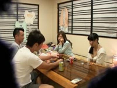 /巨乳:美乳/「酔っ払っちゃった♡」おっぱい大きなお姉さんたちを口説いてエッチなゲームからの乱交！即抜け注意なエロ映像