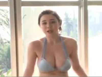 /婦人:エロ動画/最強ボディのビキニ娘が若者を魅了して不倫H！絶対発情しちゃうエロ動画