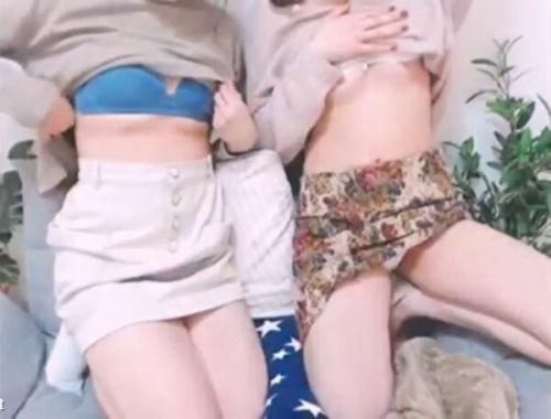 【ライブチャット】「下乳？やってみる？」お友達スレンダーお嬢様たちがエロ配信！