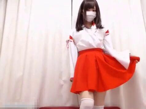 【ライブチャット】「谷間こんな感じです！」巫女コス美乳娘がエロ配信！