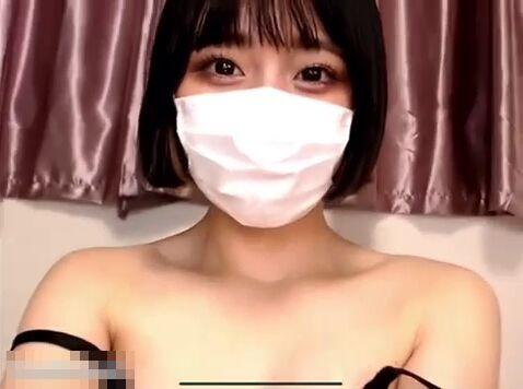 【無修正/ライブチャット】「緊張する！見えてる見えてるw」マ◯コ丸見えムラムラ制服淫乱娘！