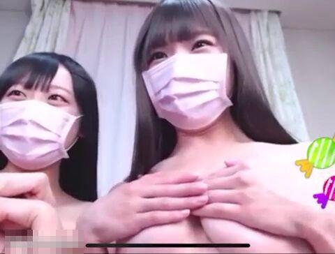 【ライブチャット】「ムギュー！めっちゃすごーい！めっちゃ勃ってる！」ノリノリ仲良し制服娘ブラ抜きチクニー配信！