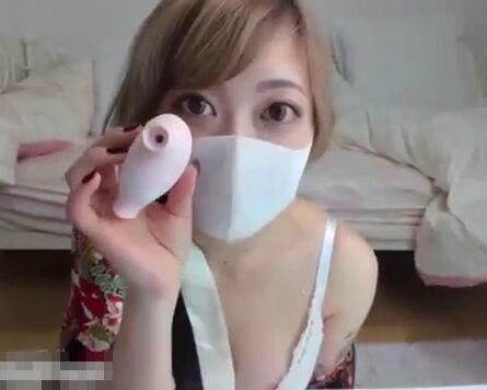 【ライブチャット】「パット入ってないからね！相棒のクリペロスでイキまくります！」関西ギャルがエロ配信！
