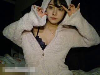 【ライブチャット】「次、白にしまぁすwチュパチュパ...」舌使いが上手いスケベ娘がオッパイ弄り！
