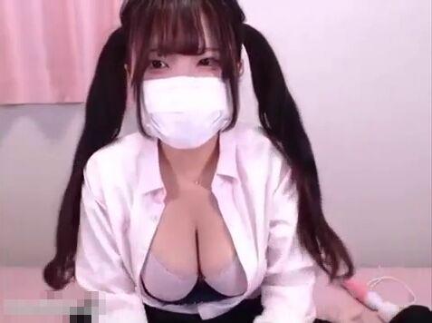 【ライブチャット】「今日剃っちゃったばかりwパイズリちょーやってみたいw」淫語連発制服パイパン巨乳娘！