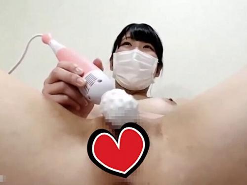 【無修正/ライブチャット】「ハァンやばぁい…イッちゃう！イクイクッ！」制服パイパン娘がパイズリ・オナニー！