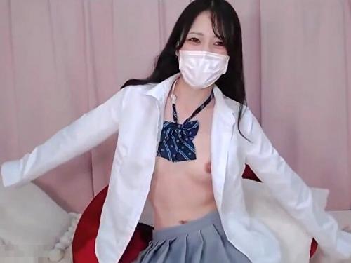 「チラッとwちっぱいwパンツ？◯撮っぽいw」制服パイパンスケべギャル【無修正ライブチャット】