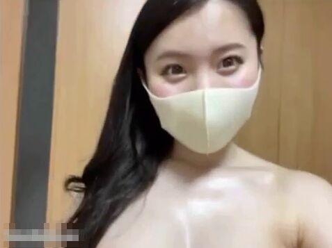 顔出し「オナちゃんしてもいい？やばい乳首勃ってきた！イクイクッ！」巨乳パイパン発情淫乱お嬢様が絶頂【無修正ライブチャット】