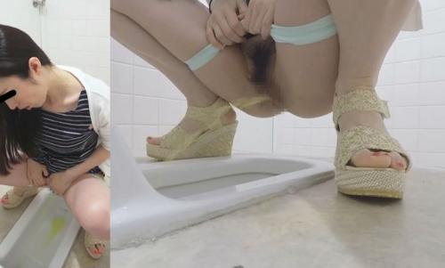 濃厚な黄色おしっこをプシューっと飛ばすお姉さん