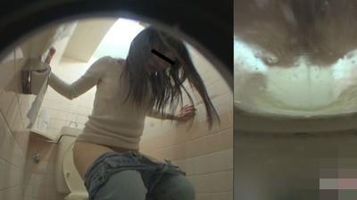 トイレで気持ちよくオシッコしてただけなのに、ラップが張られてて大パニック！
