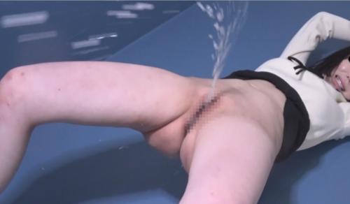 拘束されたまま放置される女性たちの尿意が爆発的に高まり、尿が溢れ出すシーン
