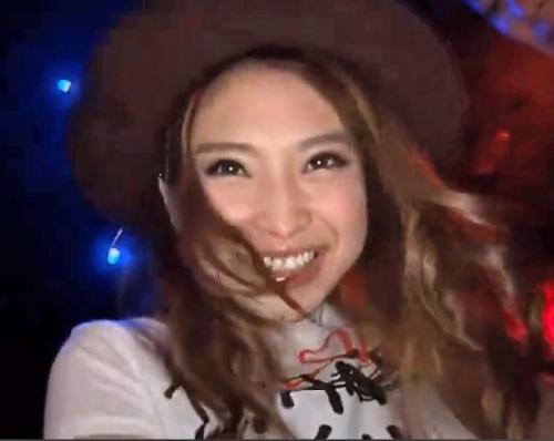 巨乳のハプニングバー店員と流れで中出し