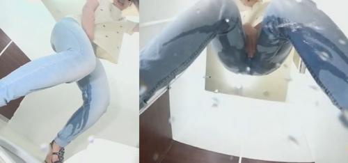 目の前に便器があるのに、ズボンを脱ぐ前にお漏らし
