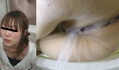 胸チラさせながらプシャーっと激しい大放尿