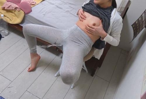 おっぱい出してスウェットを貫通させるほどのお漏らし
