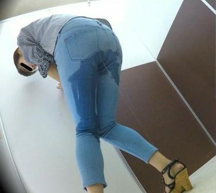 やっとトイレにたどり着いたのにおもらししちゃうお姉さん