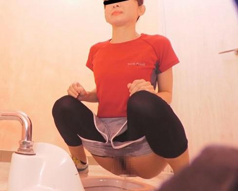 おしっこのフォームは良いが、パンツは既にびしょびしょ