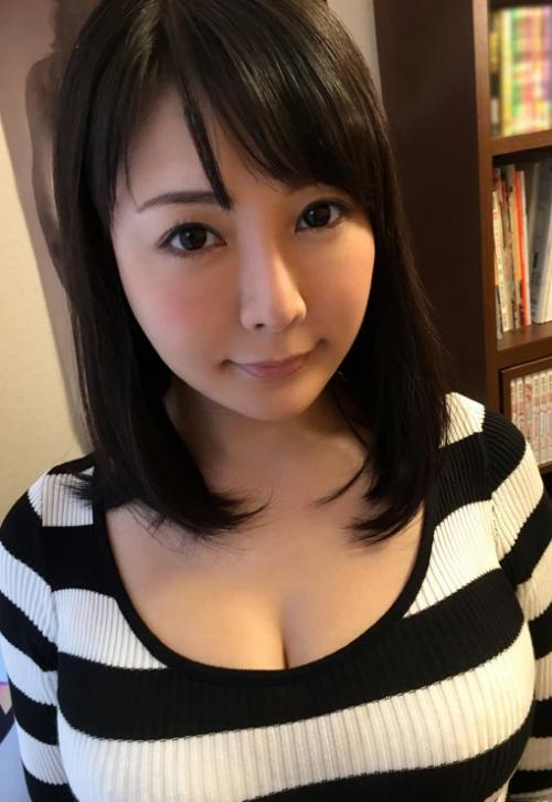 かわいい巨乳人妻を連れ込み中出ししちゃいました