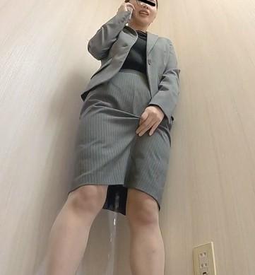 電話対応しながらお漏らしするOL