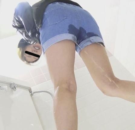 あとは脱ぐだけなのにお漏らししてしまう