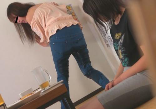 おねしょした友達を介抱してたらもらい失禁してしまったお姉さん