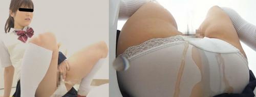 パンツをずらして放尿したら、お尻に伝ったおしっこでパンツが濡れる
