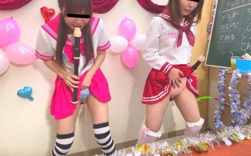 リコーダーを吹きながらのお漏らしプレイ